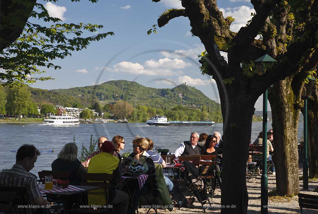 Bonn, Blick vom Restaurant Schaumburger Hof ueber Biergarten, Rhein zum Siebengebirge mit Drachenburg, Drachenfels, Fahrgastschiff weisse Flotte Siebengebirge, Schlepper; View from restaurant Schaumburger Hof over beer garden, rhine river with Siebengebirge, castle Drachenburg, ruine Drachenfels mit Fahrgastschiff Weisse Flotte Siebengebirge, Faehre, passanger boat ferry boat and towboat