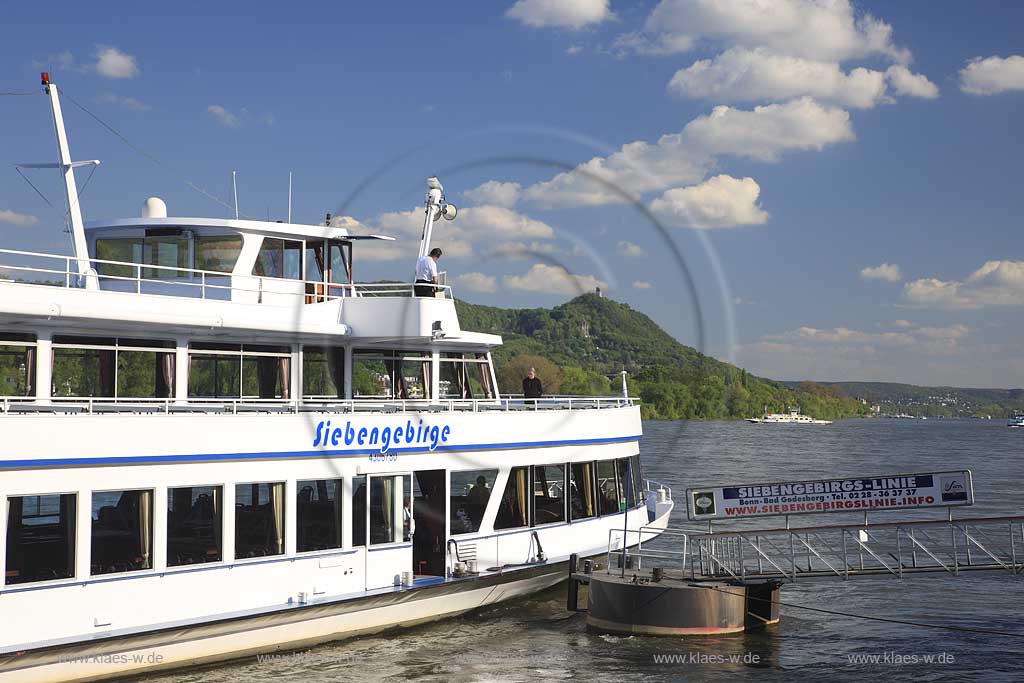 Bonn, Blick ueber den Rhein zum Siebengebirge mit Drachenburg, Drachenfels, Passagierschiff und Anlegestelle der weissen Flotte Siebengebirgs-Linie, Flussfaehre; View over rhine river with Siebengebirge, castle Drachenburg, ruine Drachenfels, passenger boat and ferry boat