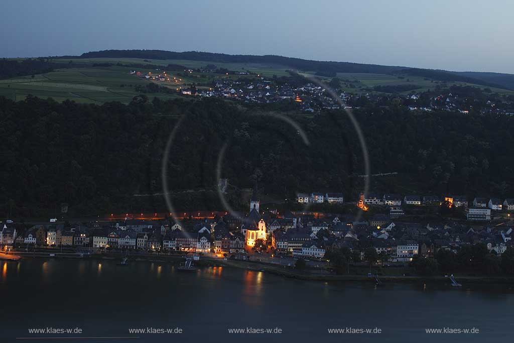 Sankt Goar, Blick vom Dreiburgenblick am Rheinsteig bei Patersberg auf den Ort in abendlicher, naechtlicher Beleuchtung; View to St Goar in evening light, Illumination