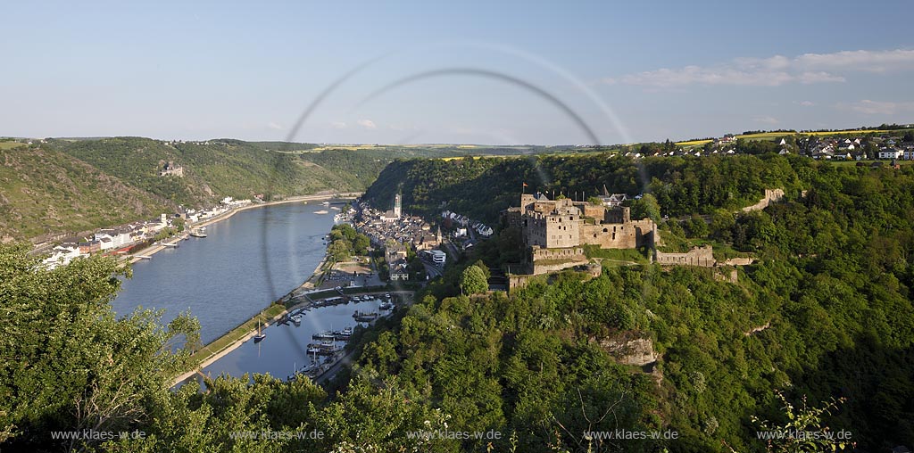 St. Goar, Blick zur Burg Rheinfels. Die Burg ist eine Hhenburg in Spornlage, auf einem Bergruecken zwischen dem linkem Ufer des Rheins und dem Gruendelbachtal oberhalb von St. Goar gelegen. Nach ihrem Ausbau zur Festung war sie die groete Wehranlage im oberen Mittelrheintal. Seit 2002 ist die Burg Rheinfels Teil des UNESCO-Welterbes Oberes Mittelrheintal; St. Goar, view onto rhine valley with castle Rheinfels, evening sundlight