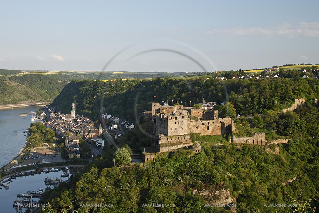 St. Goar, Blick zur Burg Rheinfels. Die Burg ist eine Hhenburg in Spornlage, auf einem Bergruecken zwischen dem linkem Ufer des Rheins und dem Gruendelbachtal oberhalb von St. Goar gelegen. Nach ihrem Ausbau zur Festung war sie die groete Wehranlage im oberen Mittelrheintal. Seit 2002 ist die Burg Rheinfels Teil des UNESCO-Welterbes Oberes Mittelrheintal; St. Goar, view onto rhine valley with castle Rheinfels, evening sundlight