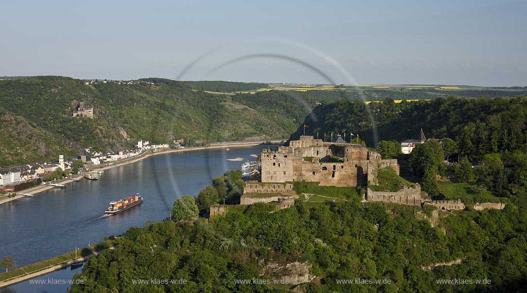 St. Goar, Blick zur Burg Rheinfels. Die Burg ist eine Hhenburg in Spornlage, auf einem Bergruecken zwischen dem linkem Ufer des Rheins und dem Gruendelbachtal oberhalb von St. Goar gelegen. Nach ihrem Ausbau zur Festung war sie die groete Wehranlage im oberen Mittelrheintal. Seit 2002 ist die Burg Rheinfels Teil des UNESCO-Welterbes Oberes Mittelrheintal; St. Goar, view onto rhine valley with castle Rheinfels, evening sundlight