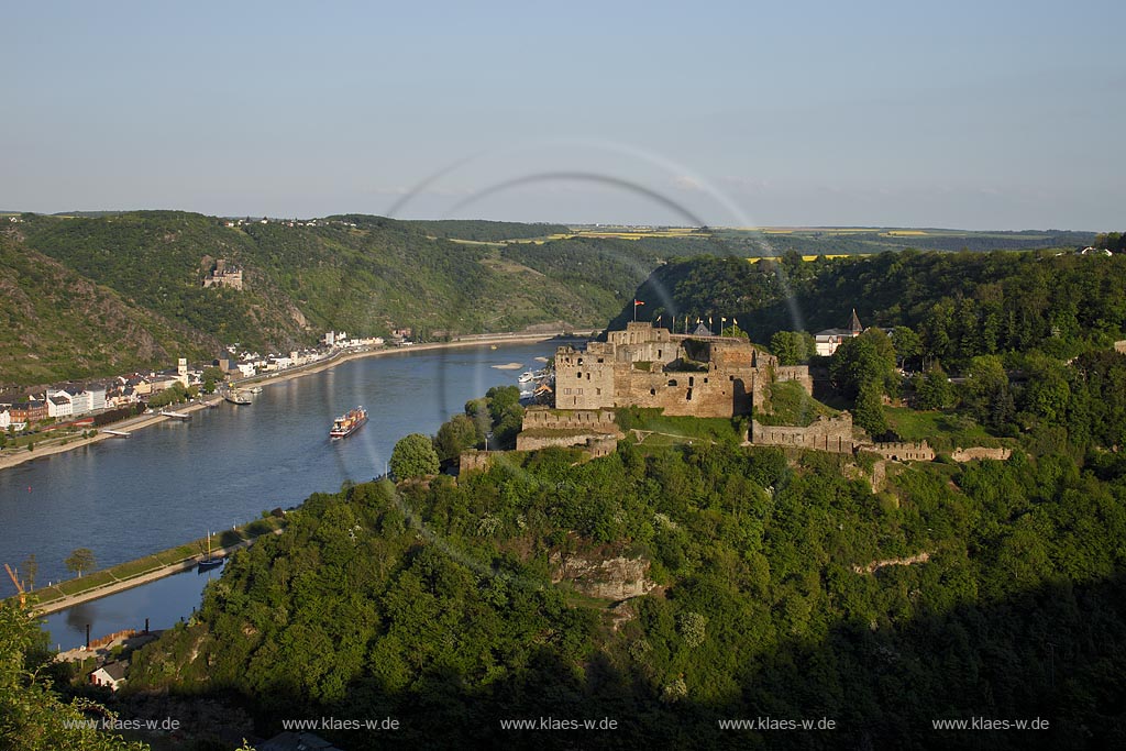 St. Goar, Blick zur Burg Rheinfels. Die Burg ist eine Hhenburg in Spornlage, auf einem Bergruecken zwischen dem linkem Ufer des Rheins und dem Gruendelbachtal oberhalb von St. Goar gelegen. Nach ihrem Ausbau zur Festung war sie die groete Wehranlage im oberen Mittelrheintal. Seit 2002 ist die Burg Rheinfels Teil des UNESCO-Welterbes Oberes Mittelrheintal; St. Goar, view onto rhine valley with castle Rheinfels, evening sundlight