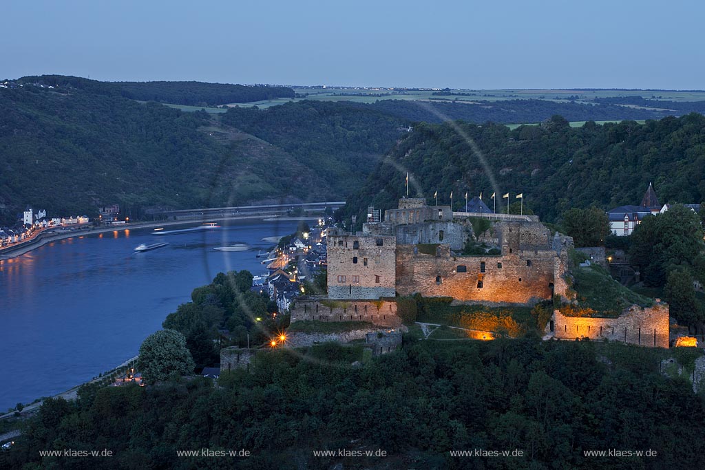 Blick von St. Goarshausen mit Burg Katz nach St. Goar mit Burg Rheinfels zu Blauer Stunde; view from St. Goarshausen with castle Katz to St. Goar with castle Rheinfels at blue hour.