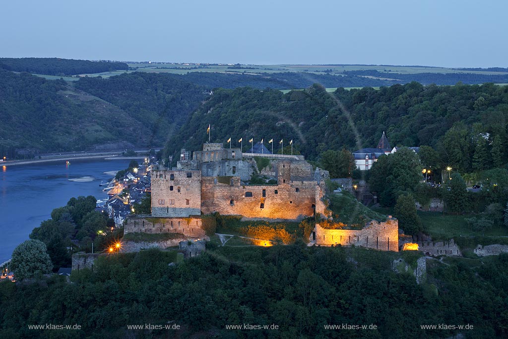 Blick von St. Goarshausen mit Burg Katz nach St. Goar mit Burg Rheinfels zu Blauer Stunde; view from St. Goarshausen with castle Katz to St. Goar with castle Rheinfels at blue hour.