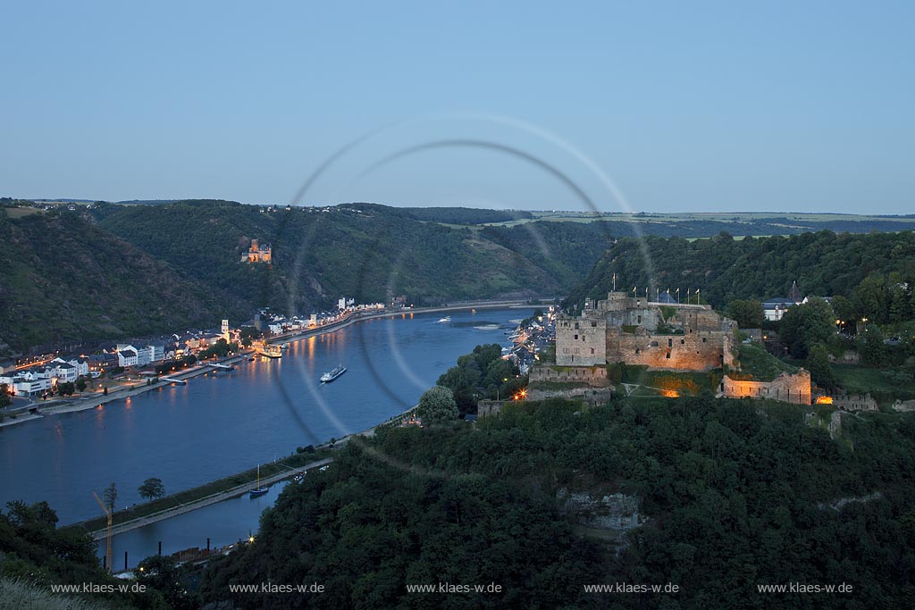 Blick von St. Goarshausen mit Burg Katz nach St. Goar mit Burg Rheinfels zu Blauer Stunde; view from St. Goarshausen with castle Katz to St. Goar with castle Rheinfels at blue hour.