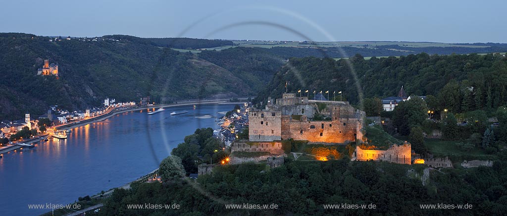 Blick von St. Goarshausen mit Burg Katz nach St. Goar mit Burg Rheinfels zu Blauer Stunde; view from St. Goarshausen with castle Katz to St. Goar with castle Rheinfels at blue hour.