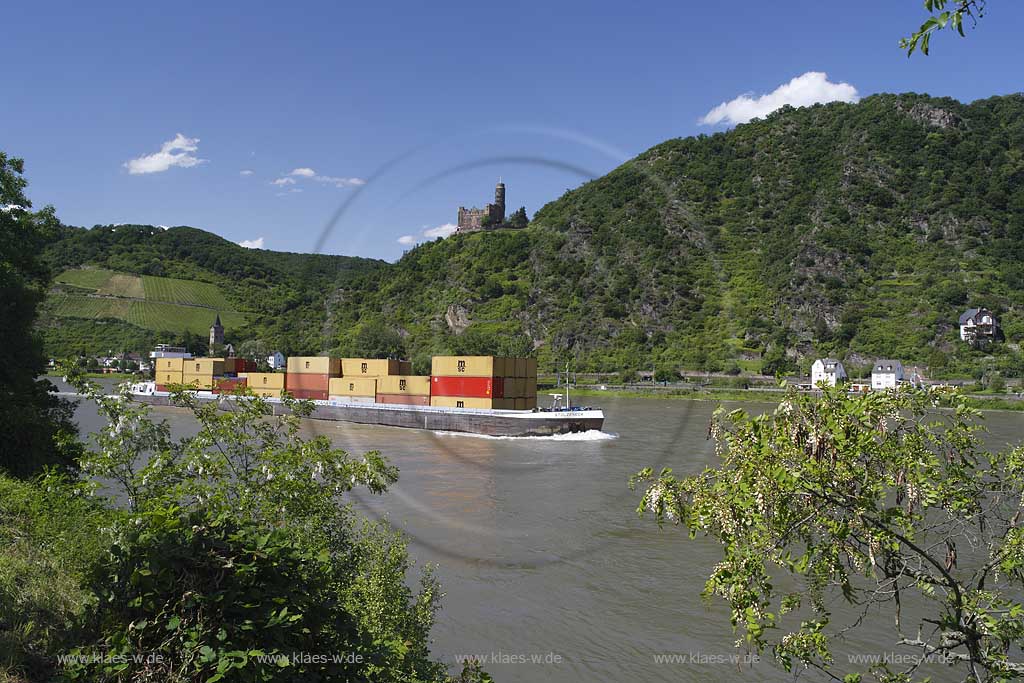 Blick von Sankt Goar ueber den Rhein auf Sankt Goarshausen Wellmich mit Burg Maus; View from St. Goar over Rhine river to St. Goarshausen Wellmich with castle Maus 