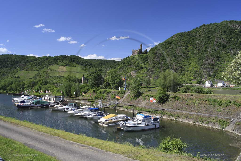 Sankt Goar Blick ueber den Hafen zur Burg Maus in Sankt Goarshausen Wellmich; View from haven of St. Goar to caslte Maus in St. Goarshausen Wellmich