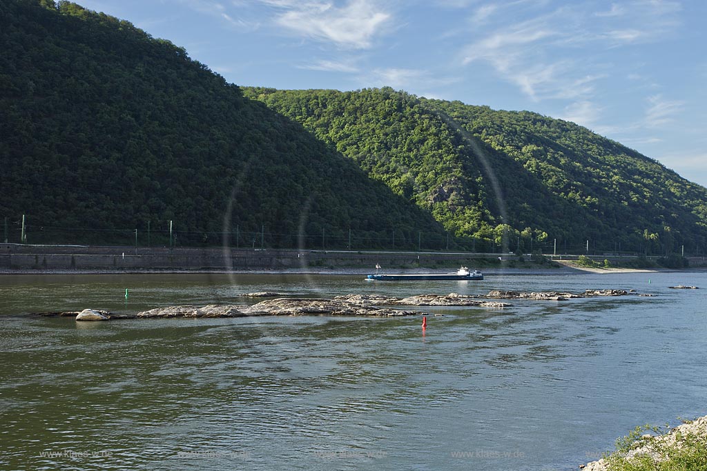 St. Goar, Oberwesel, Hungersteine im Rhein. Hungersteine sind bei Niedrigwasser im Flussbett oder auf Gewssergrnden sichtbar werdende groe Steine. Benannt sind sie nach der mit Drrezeiten in Verbindung stehenden Gefahr einer Hungersnot; St. Goar, Oberwesel, Hungersteine in Rhine at low water.