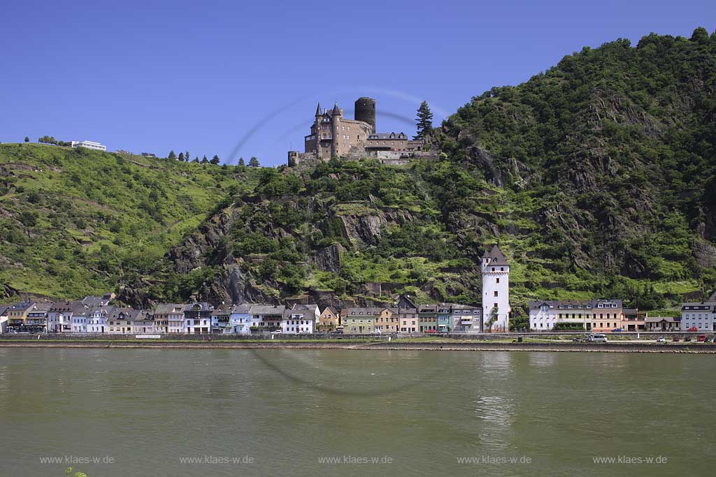 Sankt Goashausen, Blick ueber den Rhein zur Stadt mit Burg Katz; View over Rhine river to town of St. Goareshausen and castle Katz