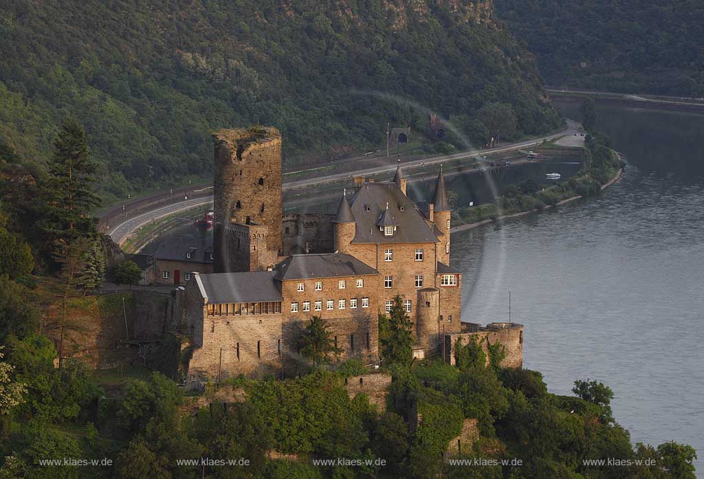 Sankt Goashausen, Blick vom Paterberg am Rheinsteig auf Burg  Katz in stimmungsvollem abendlichen Sonnenlicht der untergehenden Sonne; View to castle Katz in romantic sunset light; 