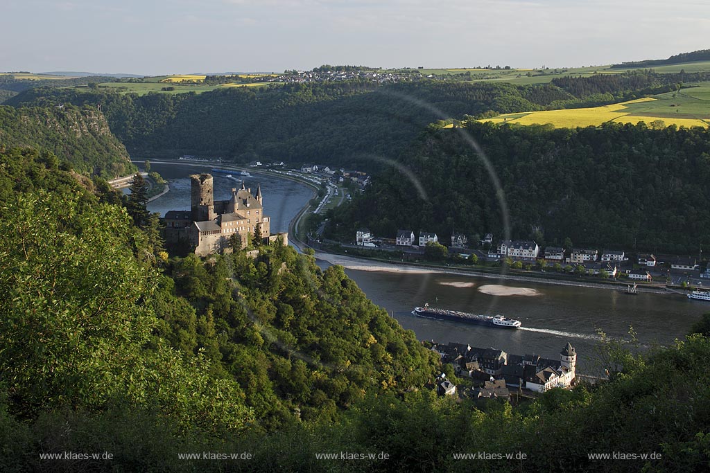 St. Goarshausen, Blick in das Rheintal mit Burg Katz und Lorely Fels in der Abendsonne; St. Goarshausen, view onto rhine valley with castle Katz and Loreley rock during eveing sunlight