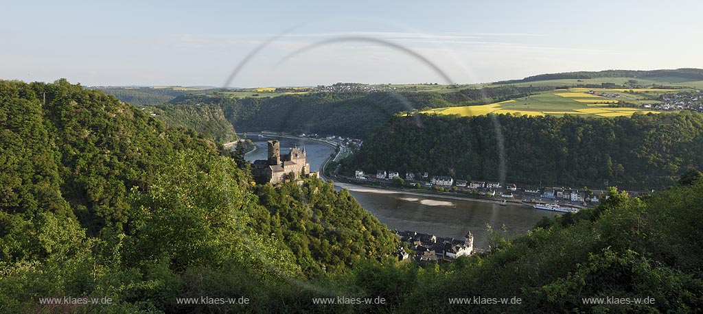 St. Goarshausen, Blick in das Rheintal mit Burg Katz und Lorely Fels in der Abendsonne; St. Goarshausen, view onto rhine valley with castle Katz and Loreley rock during eveing sunlight