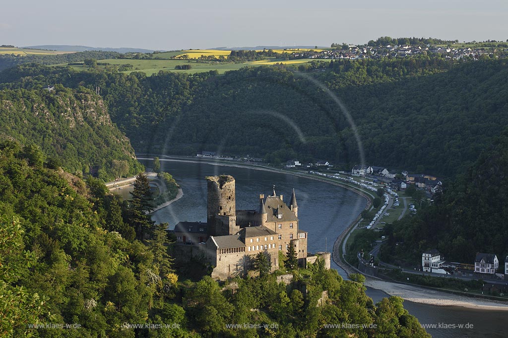 St. Goarshausen, Blick in das Rheintal mit Burg Katz und Lorely Fels in der Abendsonne; St. Goarshausen, view onto rhine valley with castle Katz and Loreley rock during eveing sunlight