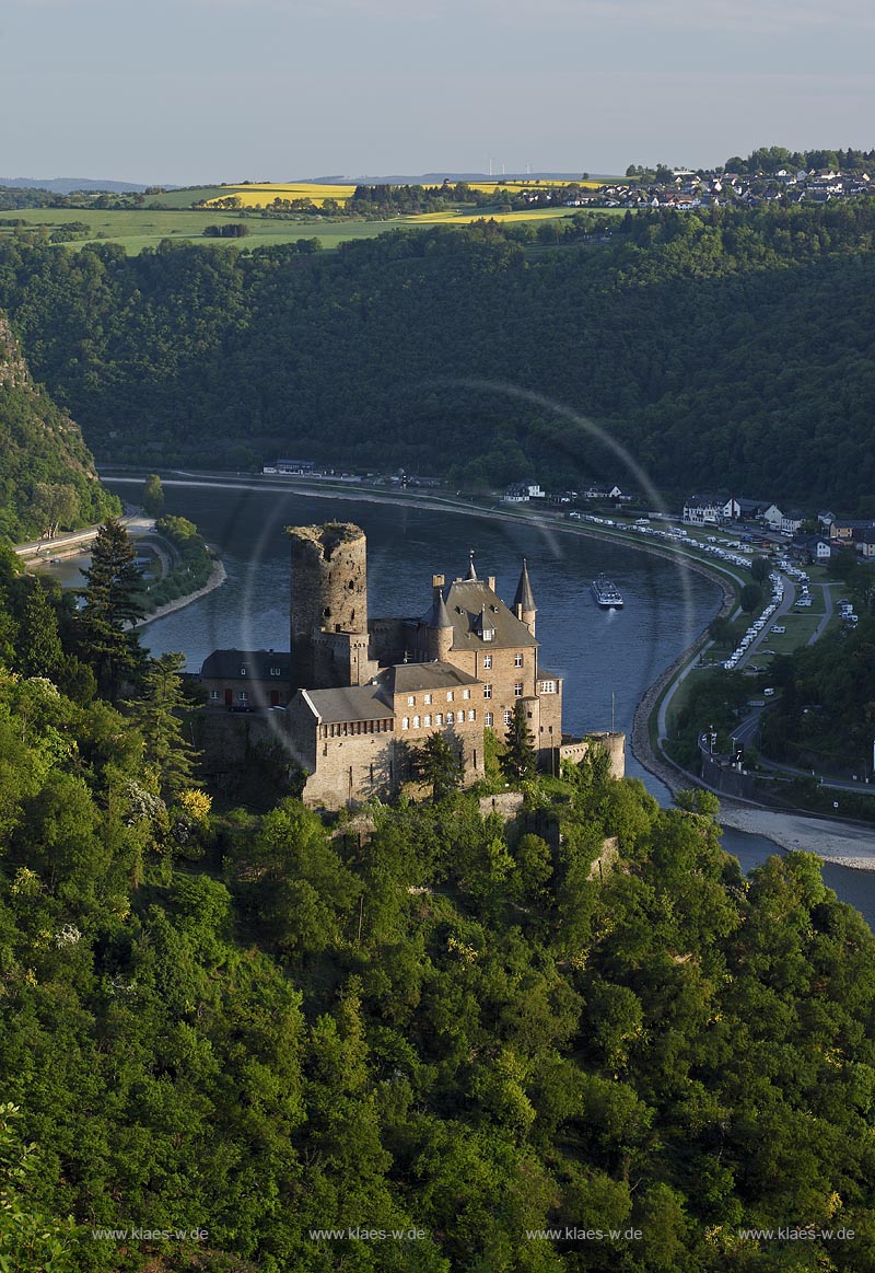 St. Goarshausen, Blick ins Rheintal mit Burg Katz in der Abendsonne; St. Goarshausen, view onto rhine valley with castle Katz during eveing sunlight