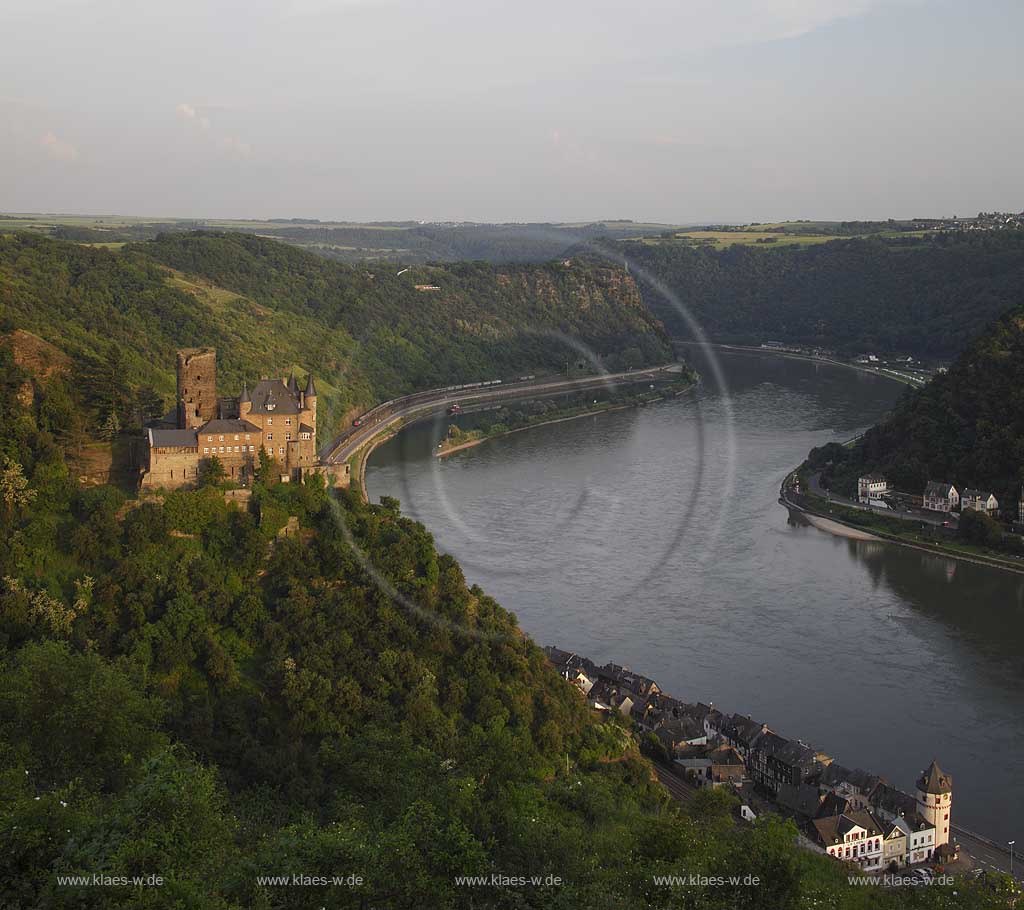 Sankt Goashausen, Blick vom Paterberg am Rheinsteig auf Burg  Katz, Loreley Felsen , Sankt Goarshausen und Rhein in stimmungsvollem abendlichen Sonnenlicht der untergehenden Sonne; View to castle Katz, Rock of Lorely, St. Goarshausen and Rhine River in romantic sunset light;