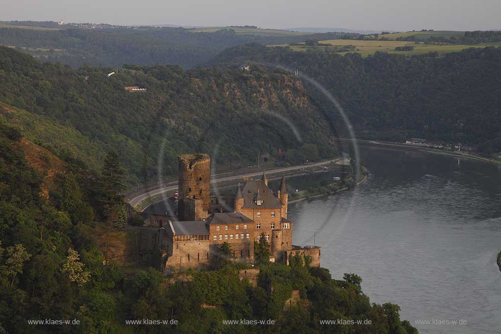 Sankt Goashausen, Blick vom Paterberg am Rheinsteig auf Burg  Katz, Loreley Felsen und Rhein in stimmungsvollem abendlichen Sonnenlicht der untergehenden Sonne; View to castle Katz, Rock of Lorely and Rhine River in romantic sunset light;