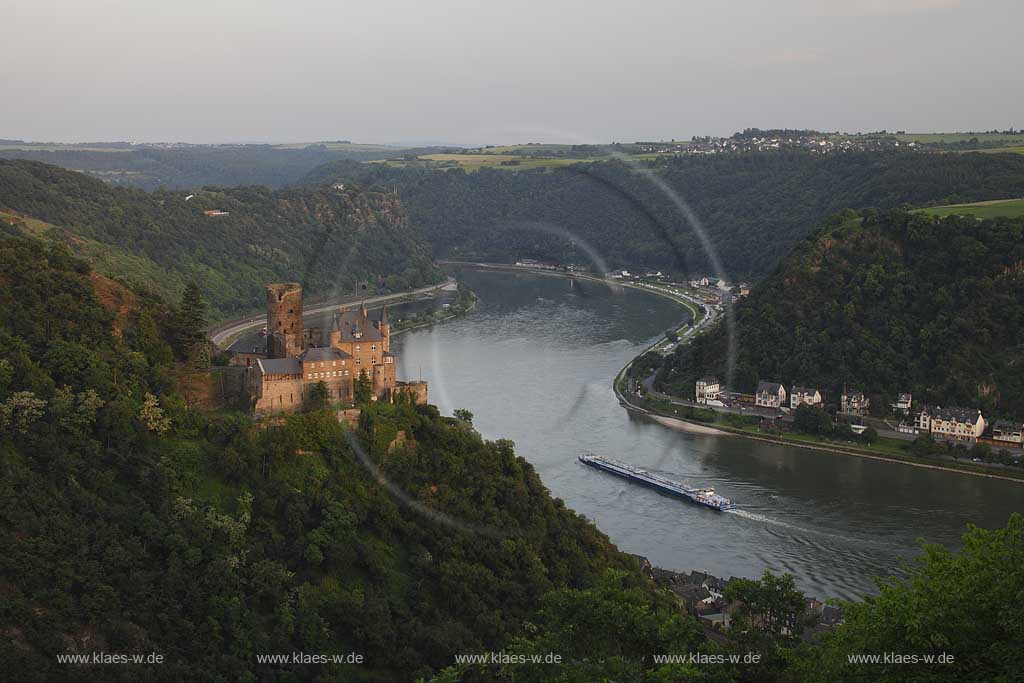 Sankt Goashausen, Blick vom Paterberg am Rheinsteig auf Burg  Katz, Loreley Felsen und Rhein in stimmungsvollem abendlichen Sonnenlicht der untergehenden Sonne; View to castle Katz, Rock of Lorely and Rhine River in romantic sunset light;