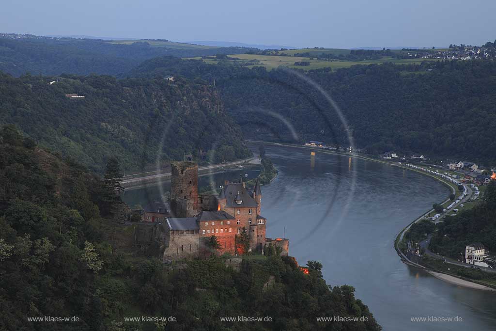 Sankt Goashausen, Blick vom Paterberg am Rheinsteig auf Burg  Katz, Loreley Felsen und Rhein zur Blauen Stunde, illuminiert,  View to castle Katz, Rock of Lorely and Rhine River in evening light, Illumination;