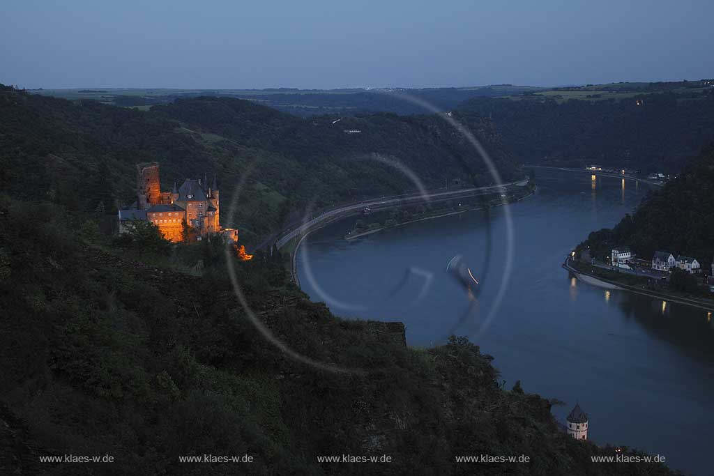 Sankt Goashausen, Blick vom Paterberg am Rheinsteig auf Burg  Katz, Loreley Felsen und Rhein zur Blauen Stunde, illuminiert,  View to castle Katz, Rock of Lorely and Rhine River in evening light, Illumination;