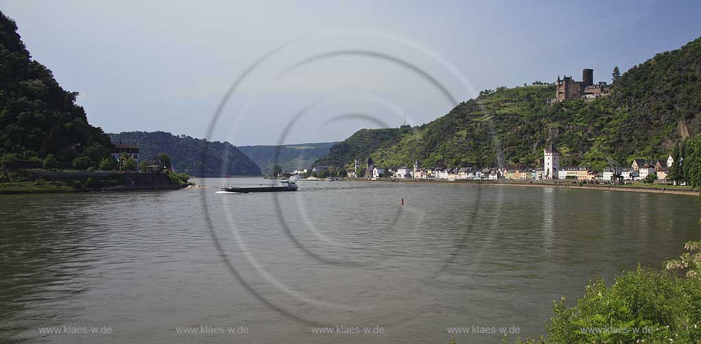 Sankt Goashausen, Panorama Blick ueber den Rhein zur Stadt mit Burg Katz; Panorama view over Rhine river to town of St. Goareshausen and castle Katz