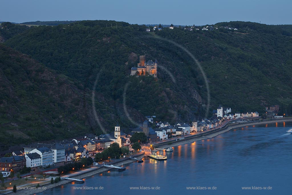 St. Goarshausen, Burg Katz und Rhein. Die Burg Katz ist eine rechtsrheinische Hangburg in St. Goarshausen, Rheinland-Pfalz. Eigentlich trug die Burg den Namen Burg Neukatzenelnbogen, der Volksmund hat diesen auf Burg Katz verkrzt; St. Goarshausen, castle Katz and Rhine.