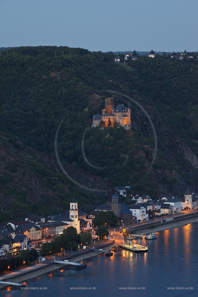 St. Goarshausen, Burg Katz und Rhein. Die Burg Katz ist eine rechtsrheinische Hangburg in St. Goarshausen, Rheinland-Pfalz. Eigentlich trug die Burg den Namen Burg Neukatzenelnbogen, der Volksmund hat diesen auf Burg Katz verkrzt; St. Goarshausen, castle Katz and Rhine.