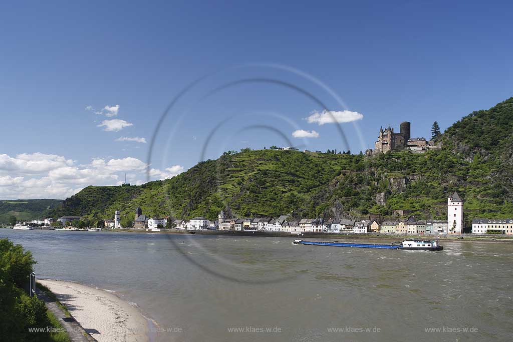 Sankt Goashausen, Blick ueber den Rhein zur Stadt mit Burg Katz und Paterberg mit der Aussichtskanzel Dreiburgenblick am Rheinsteig; View over Rhine river to town of St. Goareshausen and castle Katz