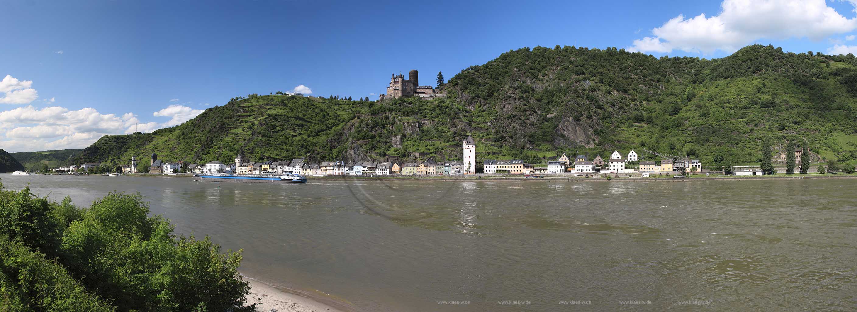 Sankt Goashausen, Extrem Panorama Blick ueber den Rhein zur Stadt mit Burg Katz; Most impressive panorama view over Rhine river to town of St. Goareshausen and castle Katz