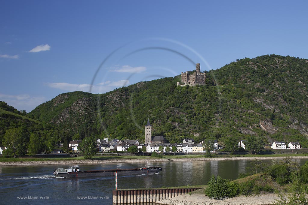 St. Goarshausen-Wellmich, Blick ueber den Rhein nach Wellmich mit Burg Maus im Mittelrheintal aus dem 14. Jahrhundert im Rhein-Lahn-Kreis in Rheinland-Pfalz.