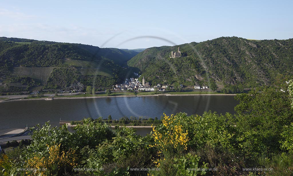 St. Goarshausen-Wellmich, Blick ueber den Rhein nach Wellmich mit Burg Maus im Mittelrheintal aus dem 14. Jahrhundert im Rhein-Lahn-Kreis in Rheinland-Pfalz.