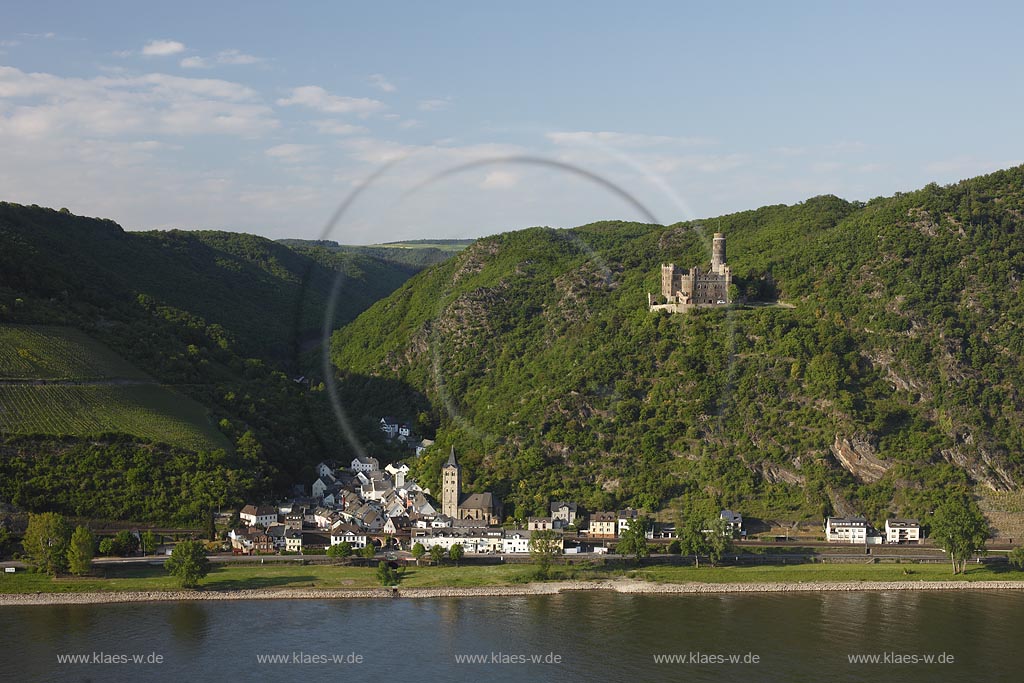 St. Goarshausen-Wellmich, Blick ueber den Rhein nach Wellmich mit Burg Maus im Mittelrheintal aus dem 14. Jahrhundert im Rhein-Lahn-Kreis in Rheinland-Pfalz.