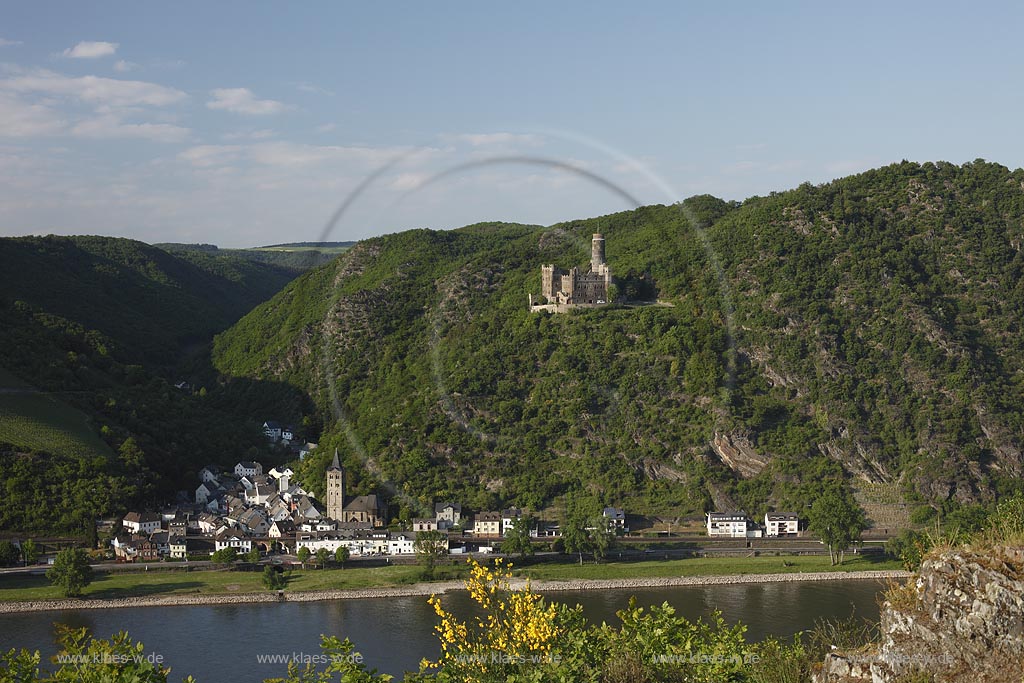 St. Goarshausen-Wellmich, Blick ueber den Rhein nach Wellmich mit Burg Maus im Mittelrheintal aus dem 14. Jahrhundert im Rhein-Lahn-Kreis in Rheinland-Pfalz.