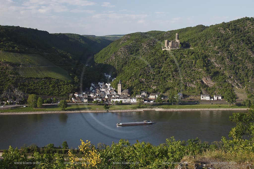 St. Goarshausen-Wellmich, Blick ueber den Rhein nach Wellmich mit Burg Maus im Mittelrheintal aus dem 14. Jahrhundert im Rhein-Lahn-Kreis in Rheinland-Pfalz.