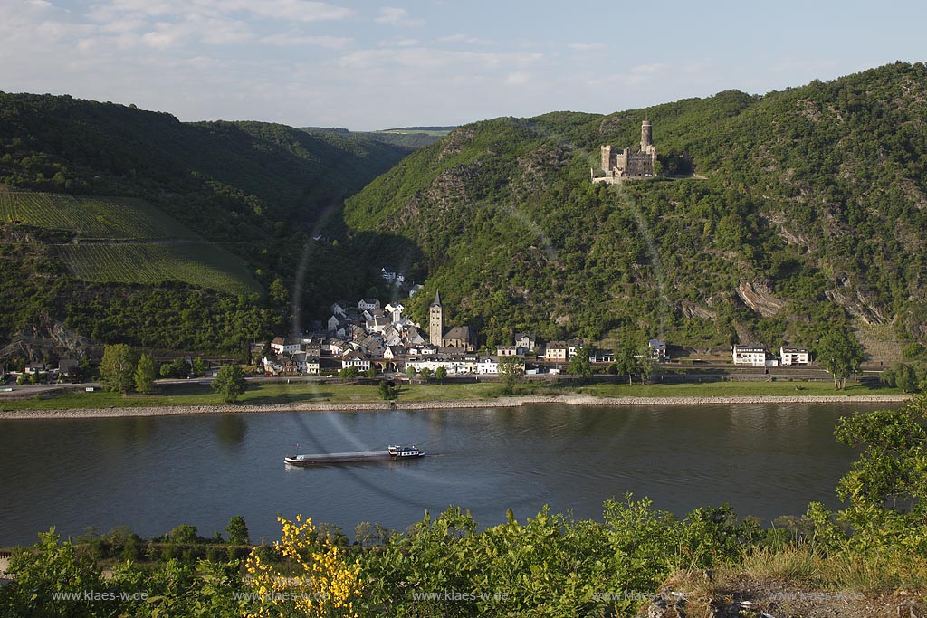 St. Goarshausen-Wellmich, Blick ueber den Rhein nach Wellmich mit Burg Maus im Mittelrheintal aus dem 14. Jahrhundert im Rhein-Lahn-Kreis in Rheinland-Pfalz.