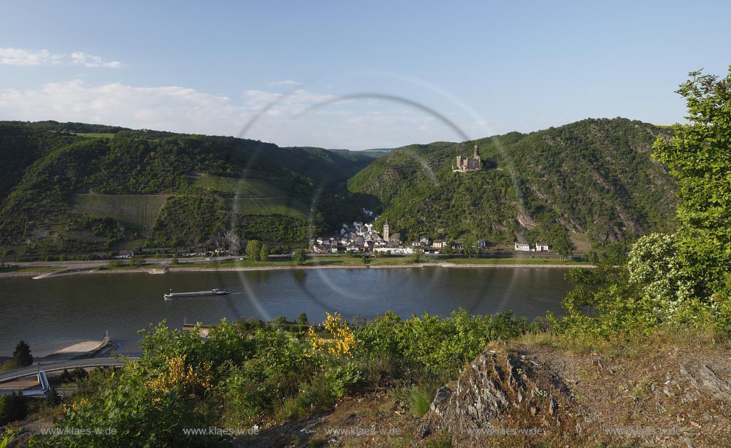 St. Goarshausen-Wellmich, Blick ueber den Rhein nach Wellmich mit Burg Maus im Mittelrheintal aus dem 14. Jahrhundert im Rhein-Lahn-Kreis in Rheinland-Pfalz.