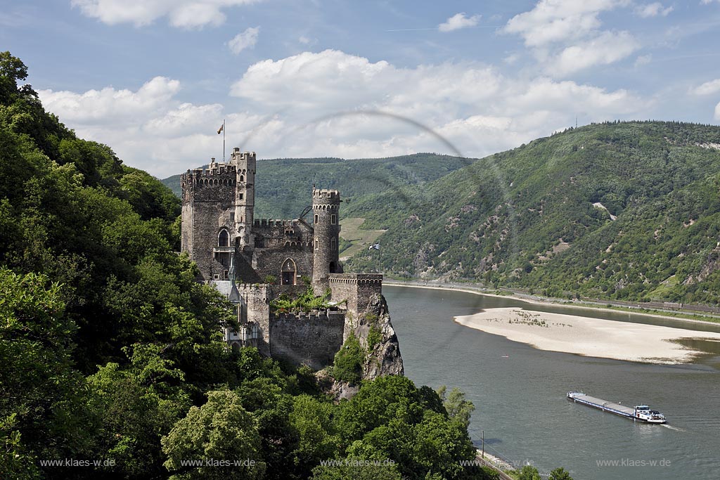 Trechtingshausen, Blick auf Burg Rheinstein von Sueden und Rhein mit Binnenschifffahrt bei Niedrigwasser ; Trechtingshausen, view to castle Rheinstein from south.