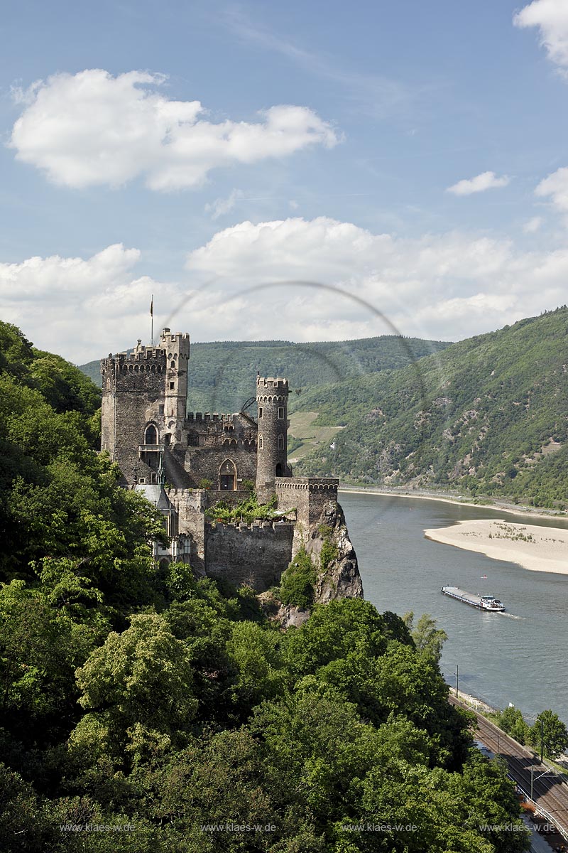 Trechtingshausen, Blick auf Burg Rheinstein von Sueden und Rhein mit Binnenschifffahrt bei Niedrigwasser ; Trechtingshausen, view to castle Rheinstein from south.