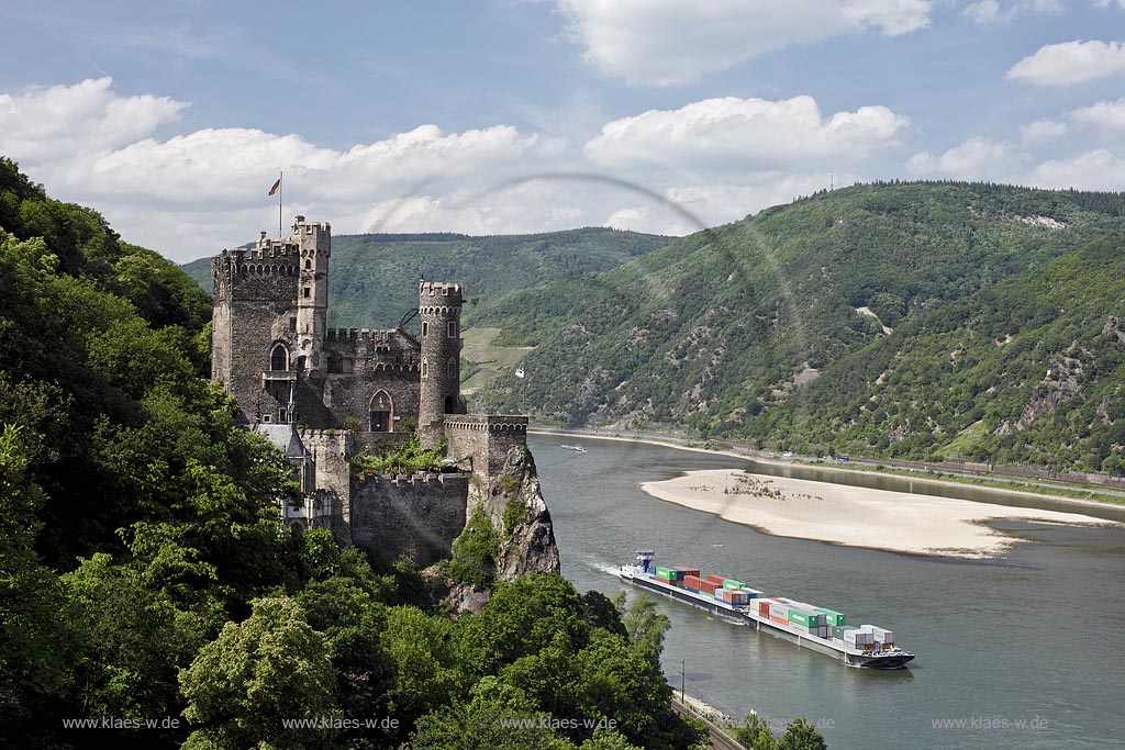 Trechtingshausen, Blick auf Burg Rheinstein von Sueden und Rhein mit Binnenschifffahrt bei Niedrigwasser; Trechtingshausen, view to castle Rheinstein from south.