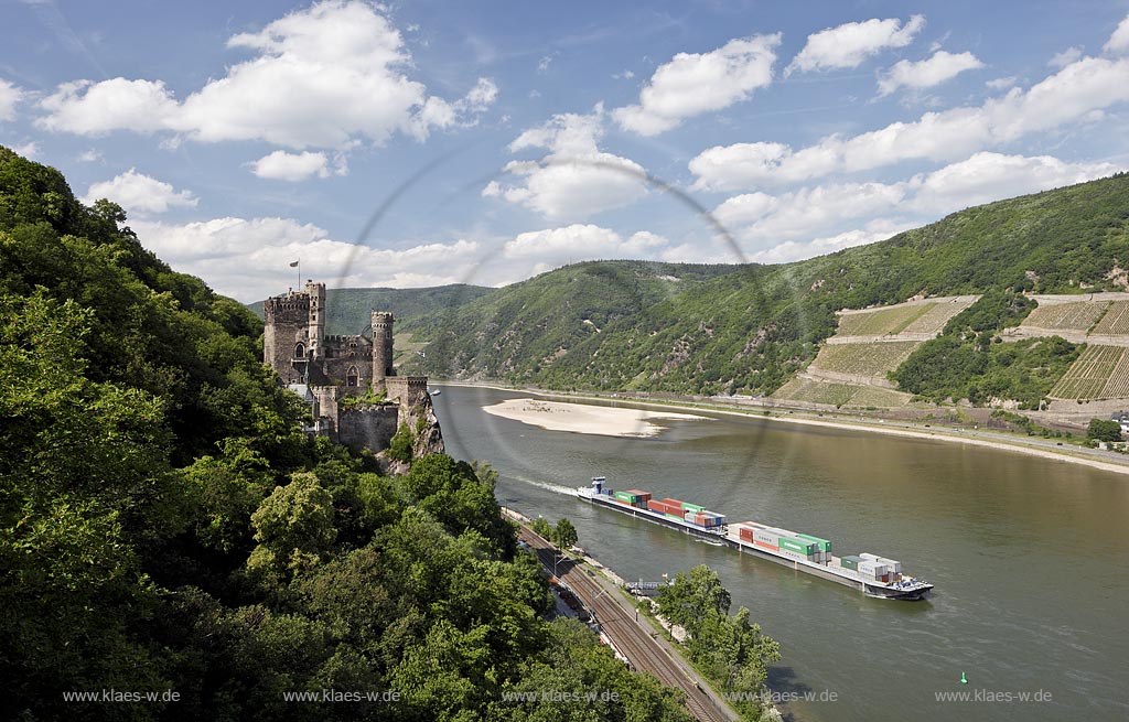 Trechtingshausen, Blick auf Burg Rheinstein von Sueden und Rhein mit Binnenschifffahrt bei Niedrigwasser; Trechtingshausen, view to castle Rheinstein from south.