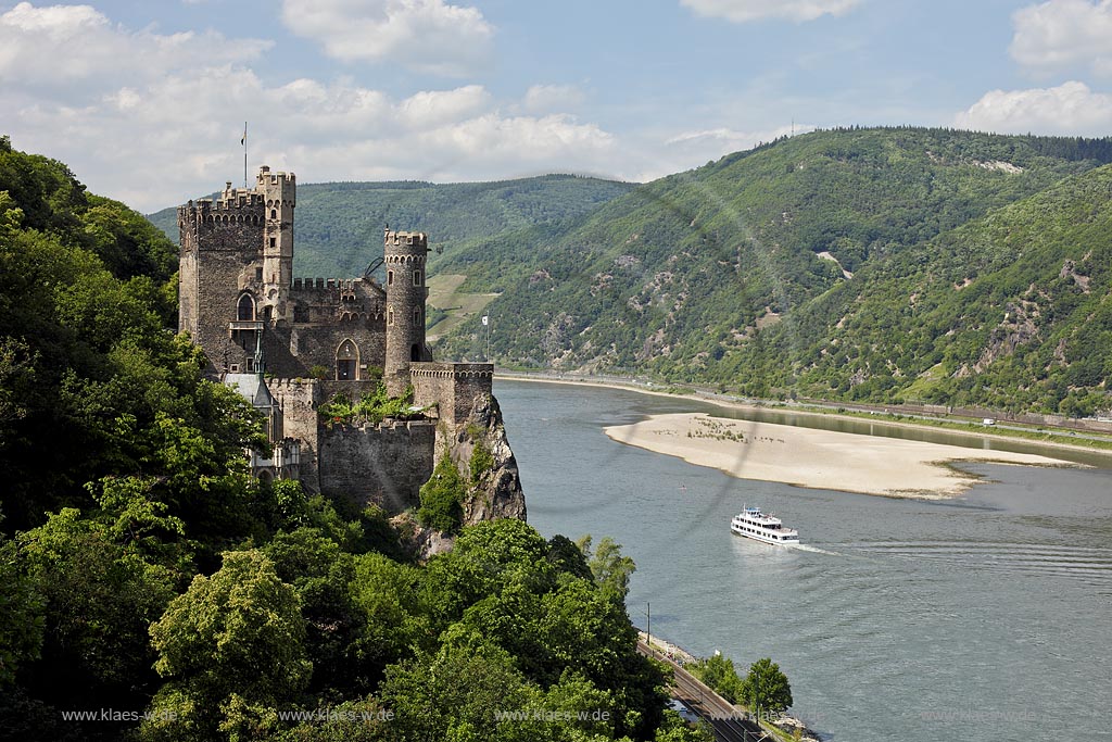 Trechtingshausen, Blick auf Burg Rheinstein von Sueden und Rhein mit Fahrgastschiff ; Trechtingshausen, view to castle Rheinstein from south.