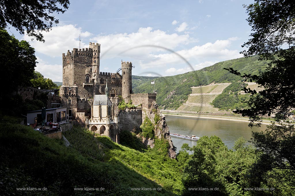 Trechtingshausen, Blick auf Burg Rheinstein von Sueden und Rhein mit Binnenschifffahrt; Trechtingshausen, view to castle Rheinstein from south.