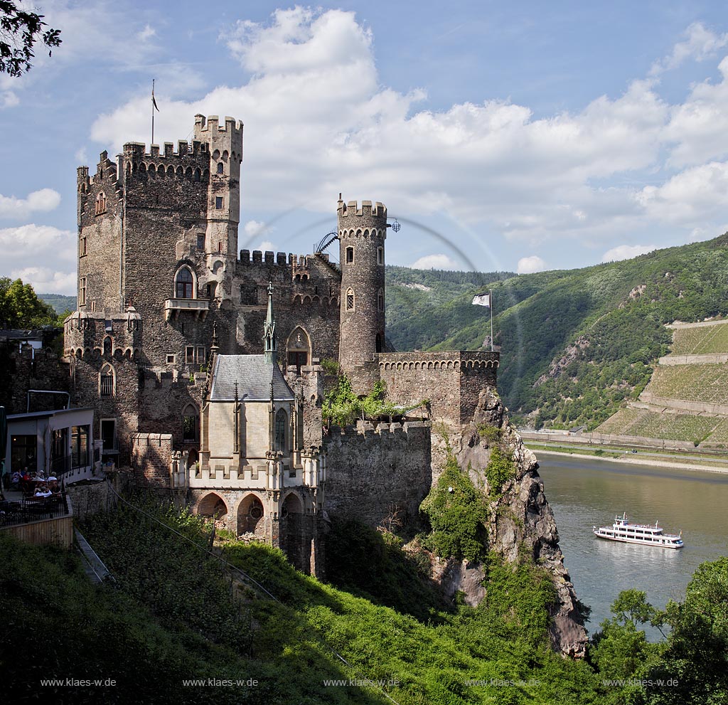 Trechtingshausen, Blick auf Burg Rheinstein von Sueden und Rhein mit Personenschiff: Trechtlingshausen, view to castle Rheinstein from south and Rhine.