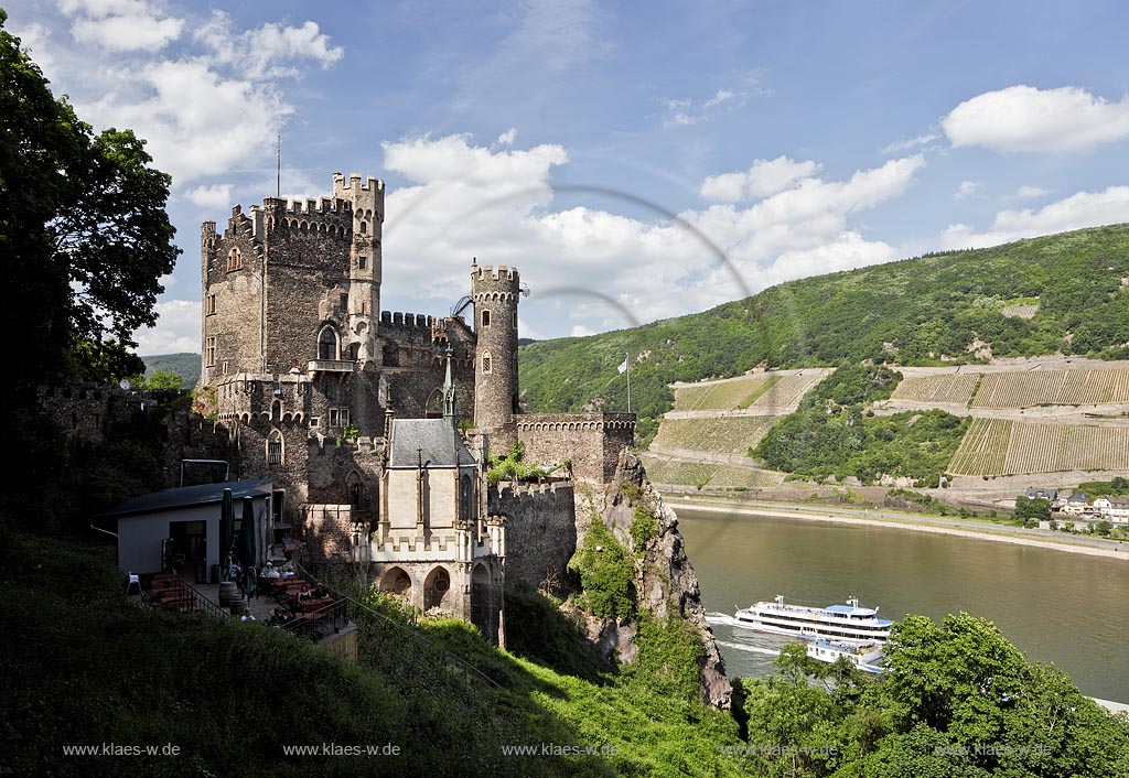 Trechtingshausen, Blick auf Burg Rheinstein von Sueden und Rhein mit Personenschiff: Trechtlingshausen, view to castle Rheinstein from south and Rhine.