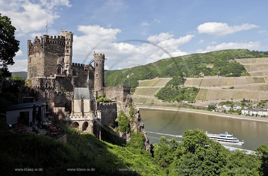 Trechtingshausen, Blick auf Burg Rheinstein von Sueden und Rhein mit Personenschiff: Trechtlingshausen, view to castle Rheinstein from south and Rhine.