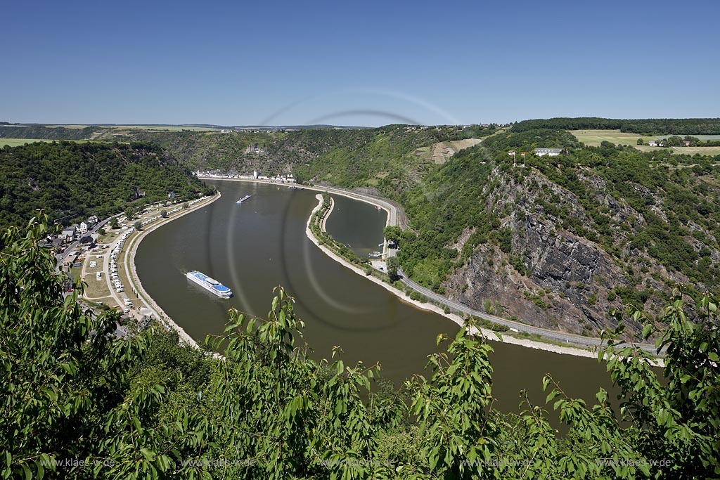 Urbar, Panorama , Loreleyblick Maria Ruh am Rheinburgenweg, Blick ins Rheintal mit Sankt Goarshausen und Burg Katz, Loreley Felsen, Rheinmaeander, Kabinenfahrgastschiff Theodor Fontane  ein 1990/91 gebautes Kabinenfahrgastschiff von Viking River Cruises, das 2010/11 komplett umgebaut und modernisiert wurde; Urbar, panorama, view of Loreley, Maria Ruh at Rheinburgenweg, view to Rhinedale.