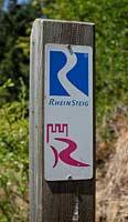 Doerscheid, oberes Mittelrheintal, Signet, Wegezeichen Fernwanderwege Rheinsteig blau aud weiss und Rheinburgenweg, rot auf weiss; Doerscheid, upper Mittelrheintal, Signet, hiking path sign.  