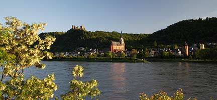 Oberwesel, Panorama Blick ueber den Rhein auf Oberwesel in Abendstimmung mit Liebfrauenkirche und Burg Schoenburg; Panorama view over Rhiene river to Oberwesel in romantic evening ambiance with Liebfrauen church and castle schoenburg