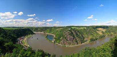 Loreleyblick, Extrem Panorama bei Urbar mit Rhein und Sankt Goarshausen mit Hafen, Hafenmole, Burg Katz und Burg Maus (linker Bildrand); Most impresssive panorama view from Urbar to Loreley rock, haven and town of St. Goarshausen with caslte Katz and Maus (left side of picture) and Rhine river with haven mole